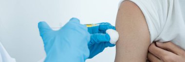 Kadın doktorlar hastanelerde, sağlık hizmetlerinde ve tıbbi konseptlerde salgın hastalıkları önlemek için şırıngalarla aşılandılar..