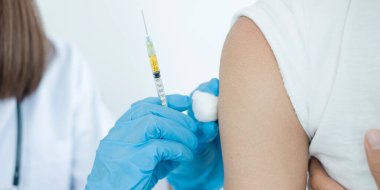 Kadın doktorlar hastanelerde, sağlık hizmetlerinde ve tıbbi konseptlerde salgın hastalıkları önlemek için şırıngalarla aşılandılar..