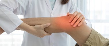 Erkek hastalar rehabilitasyon merkezlerinde muayene ve tedavi için diz ağrısı olan fizyoterapistlere danıştılar. Rehabilitasyon fizyoterapi konsepti.