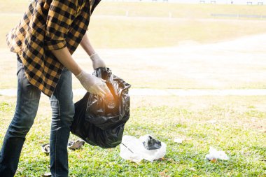 Adamın elleri plastik şişeleri topluyor, çöpleri siyah çöp torbalarına doldurup parkları temizliyor, kirlilikten kaçınıyor, çevreye ve ekosisteme dost oluyor..