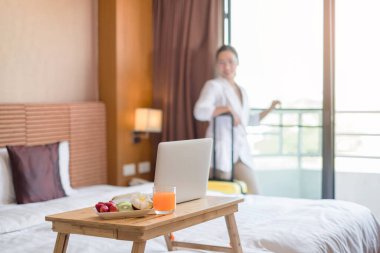 Meyveye odaklan. Asyalı bir iş kadını bavullarınızı otel odanıza götürmek için toplayın..