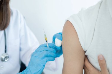 Kadın doktorlar hastanelerde, sağlık hizmetlerinde ve tıbbi konseptlerde salgın hastalıkları önlemek için şırıngalarla aşılandılar..