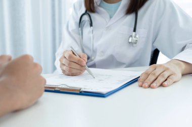 Hastaları tedavi eden kadın doktorlar fiziksel muayeneden sonra sonuçları dinlemek ve tıbbi bilgileri açıklamak ve hastalığı teşhis etmek için randevu alıyorlar. Tıbbi kavramlar ve sağlık.