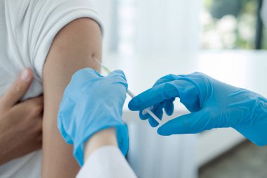 Kadın doktorlar hastanelerde, sağlık hizmetlerinde ve tıbbi konseptlerde salgın hastalıkları önlemek için şırıngalarla aşılandılar..