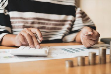 Kadınlar para biriktirmek, başarılı bir iş kurmak ve emeklilik için para biriktirmek için maddi grafikler hesaplıyorlar. Emeklilik Tasarruf kavramı.