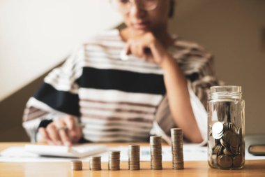 Kadınlar para biriktirmek, başarılı bir iş kurmak ve emeklilik için para biriktirmek için maddi grafikler hesaplıyorlar. Emeklilik Tasarruf kavramı.