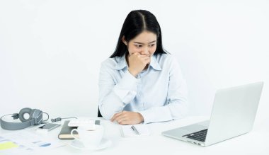 Çalışan Asyalı kadınlar stresli, işten yorgun, ofiste çalışırken migren ağrısı çeken kadınlar..