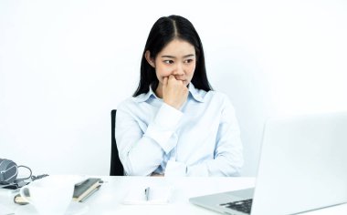 Çalışan Asyalı kadınlar stresli, işten yorgun, ofiste çalışırken migren ağrısı çeken kadınlar..