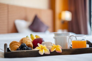 Meyveye odaklan. Meyveli bir otel odasında, VIP misafirlerin gelişini karşılamak için yatağın üzerine bir tepsi koyun..