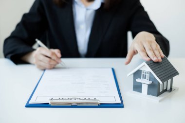 gayrimenkul yatırımları ve ev sigortası sözleşmeleri imzalayan ajanlar, müşterilerin satın almalarını onaylayan ev sigortası anlaşmalarına uygun olarak,.
