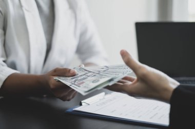 Sahibinin işi, ortaklarına rüşvet ve yolsuzluk için para teklif eder ve verir. Rüşvet ve yolsuzluk kavramı.