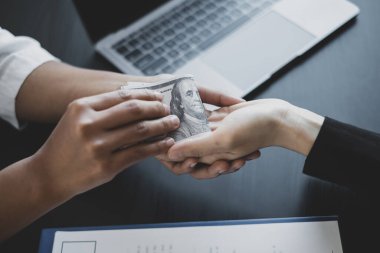 Sahibinin işi, ortaklarına rüşvet ve yolsuzluk için para teklif eder ve verir. Rüşvet ve yolsuzluk kavramı.