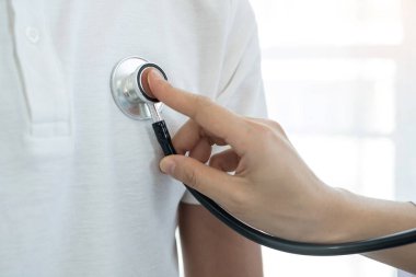 Kadın doktorlar kulaklık kablosu kullanarak nabız muayenesi yapıyorlar. Hastanenin sağlık kontrolüne başlayın. Tıbbi ve sağlık hizmetleri kavramları.