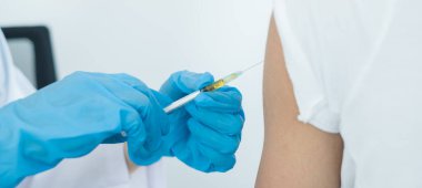 Kadın doktorlar hastanelerde, sağlık hizmetlerinde ve tıbbi konseptlerde salgın hastalıkları önlemek için şırıngalarla aşılandılar..