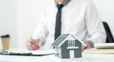 gayrimenkul yatırımları ve ev sigortası sözleşmeleri imzalayan ajanlar, müşterilerin satın almalarını onaylayan ev sigortası anlaşmalarına uygun olarak,.