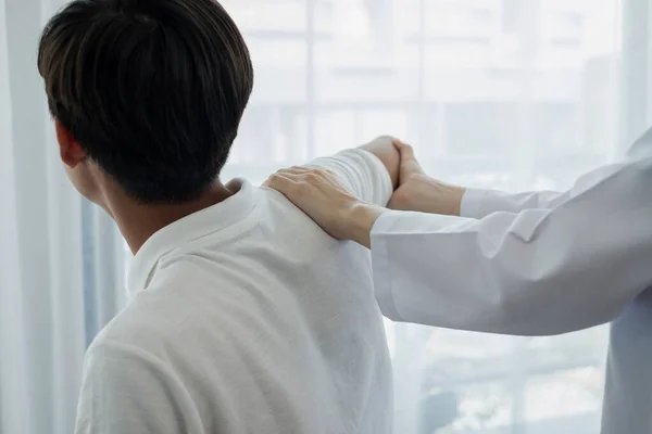 Γυναίκες Φυσικοθεραπευτές Παρέχουν Σωματική Βοήθεια Άνδρες Ασθενείς Τραυματισμούς Ώμου Μασάζ — Φωτογραφία Αρχείου