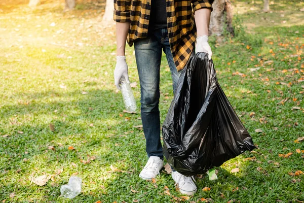 Mãos Homem Pegar Garrafas Plástico Colocar Lixo Sacos Lixo Preto — Fotografia de Stock