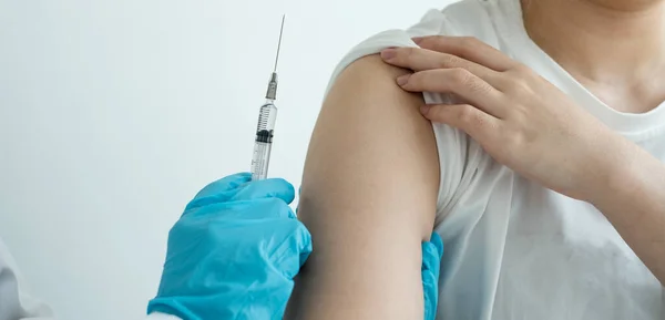 Médicos Vacunados Con Jeringas Para Prevenir Epidemias Hospitales Atención Médica —  Fotos de Stock