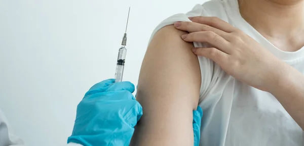 Médecins Féminins Vaccinés Avec Des Seringues Pour Prévenir Les Épidémies — Photo