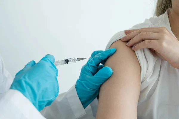 Médecins Féminins Vaccinés Avec Des Seringues Pour Prévenir Les Épidémies — Photo