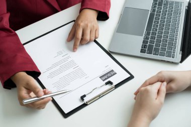 İş adamlarının bir özgeçmişi var ve iş görüşmeleri için iş başvurularıyla konuşuyorlar. Kariyerleri ve şirketteki kişisel geçmişleri hakkında. İşe alım kavramları.