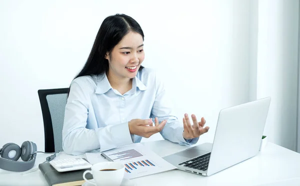 Asiática Contador Feminino Senta Suas Mesas Calcula Gráficos Financeiros Mostrando — Fotografia de Stock