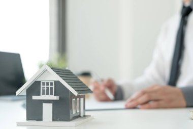 gayrimenkul yatırımları ve ev sigortası sözleşmeleri imzalayan ajanlar, müşterilerin satın almalarını onaylayan ev sigortası anlaşmalarına uygun olarak,.