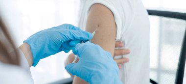 Kadın doktorlar hastanelerde, sağlık hizmetlerinde ve tıbbi konseptlerde salgın hastalıkları önlemek için şırıngalarla aşılandılar..