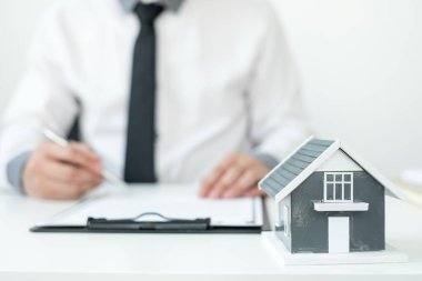 gayrimenkul yatırımları ve ev sigortası sözleşmeleri imzalayan ajanlar, müşterilerin satın almalarını onaylayan ev sigortası anlaşmalarına uygun olarak,.