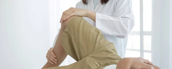 Mannelijke Patiënten Geraadpleegd Fysiotherapeuten Met Kniepijn Problemen Voor Onderzoek Behandeling — Stockfoto
