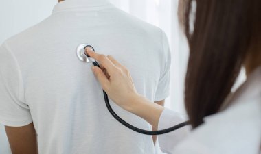 Kadın doktorlar kulaklık kablosu kullanarak nabız muayenesi yapıyorlar. Hastanenin sağlık kontrolüne başlayın. Tıbbi ve sağlık hizmetleri kavramları.