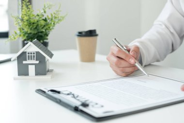 gayrimenkul yatırımları ve ev sigortası sözleşmeleri imzalayan ajanlar, müşterilerin satın almalarını onaylayan ev sigortası anlaşmalarına uygun olarak,.