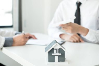 Emlakçılar ev satışı sigortası teklif eder ve müşteri resmi bir anlaşma uyarınca satış sözleşmesini imzalar imzalamaz kapatırlar. Gayrimenkul Ev Sigortası.