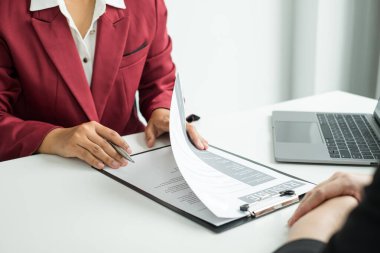İş adamlarının bir özgeçmişi var ve iş görüşmeleri için iş başvurularıyla konuşuyorlar. Kariyerleri ve şirketteki kişisel geçmişleri hakkında. İşe alım kavramları.