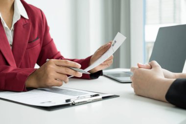 İş adamlarının bir özgeçmişi var ve iş görüşmeleri için iş başvurularıyla konuşuyorlar. Kariyerleri ve şirketteki kişisel geçmişleri hakkında. İşe alım kavramları.