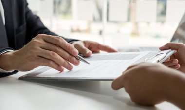 İş adamlarının bir özgeçmişi var ve iş görüşmeleri için iş başvurularıyla konuşuyorlar. Kariyerleri ve şirketteki kişisel geçmişleri hakkında. İşe alım kavramları.