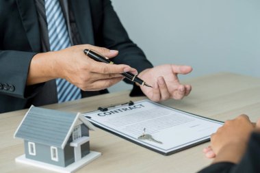 House modelli bir emlakçı ev sigortası almak için müşterilerle konuşuyor. Ev sigortası kavramı.