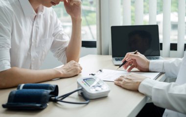 Erkek doktorlar, bir kadın hasta bir doktorla tanışıp hastalık sorunlarıyla ilgili sonuçlar aldıktan sonra tedavi öneriyor. Tıbbi ve sağlık hizmetleri kavramları.