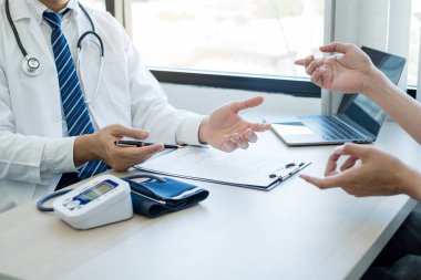 Erkek doktorlar, bir kadın hasta bir doktorla tanışıp hastalık sorunlarıyla ilgili sonuçlar aldıktan sonra tedavi öneriyor. Tıbbi ve sağlık hizmetleri kavramları.