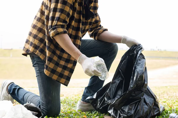 Las Manos Del Hombre Recogen Botellas Plástico Ponen Basura Bolsas — Foto de Stock