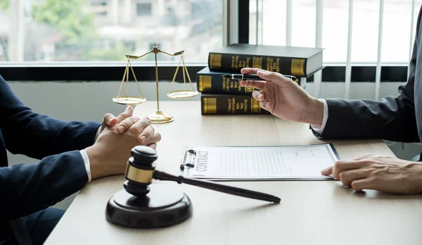Ένας Άνδρας Δικηγόρος Ένας Δικαστής Συμβουλεύει Τους Πελάτες Σχετικά Δικαστική — Φωτογραφία Αρχείου