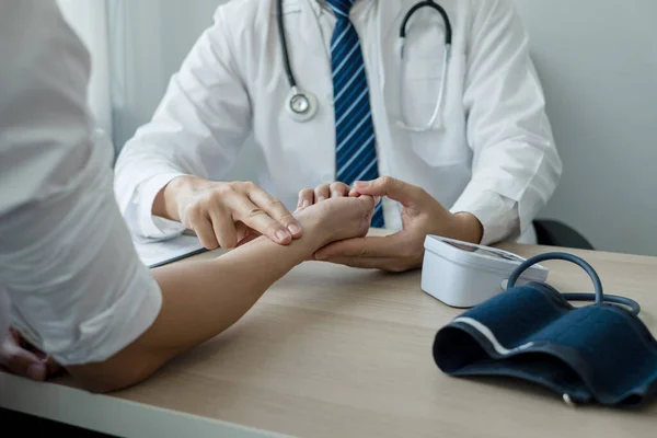 Man Doctor Measures Wrist Pulse Heartbeat Patient Discusses Health Care — Foto de Stock