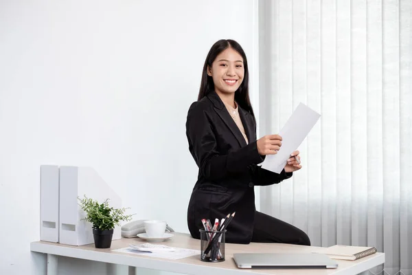 Asiatiska Affärskvinnor Sitter Vid Sina Skrivbord Och Beräknar Finansiella Diagram — Stockfoto