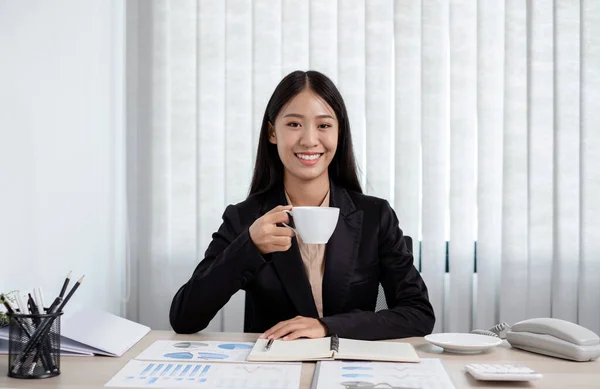 Mulher Negócios Asiática Trabalhando Laptop Com Sorriso Alegre Feliz Enquanto — Fotografia de Stock