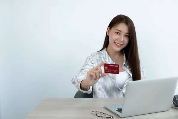 Hand Van Aziatische Vrouw Houdt Een Creditcard Vast Gebruikt Een — Stockfoto