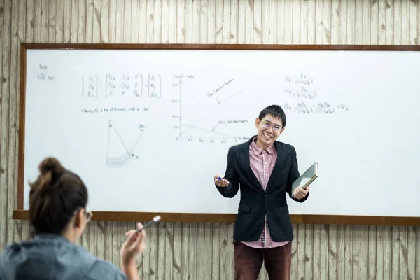 Profesor Asiático Aula Cerca Pizarra Blanca Está Escribiendo Enseñando Una — Foto de Stock