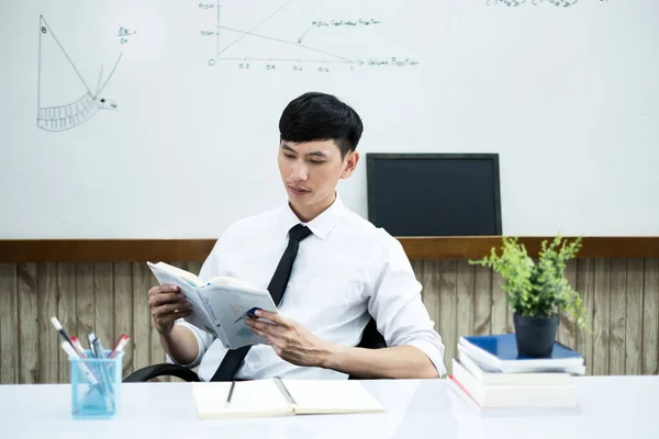 Een Aziatische Mannelijke Leraar Aan Universiteit Bereidt Lessen Voor Les — Stockfoto
