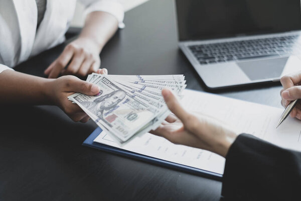 Бизнес владельца лично подписал сделку о закрытии сделки, принимая взятки. Концепция взяточничества и коррупции.