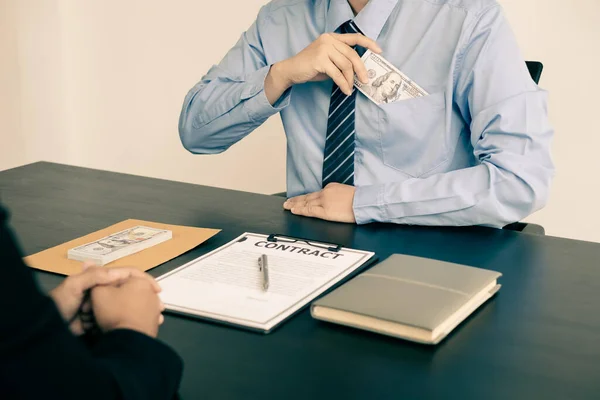 Corruptie Zakenmensen Sluiten Een Overeenkomst Met Het Geld Dat Zijn — Stockfoto