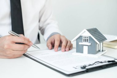 gayrimenkul yatırımları ve ev sigortası sözleşmeleri imzalayan ajanlar, müşterilerin satın almalarını onaylayan ev sigortası anlaşmalarına uygun olarak,.